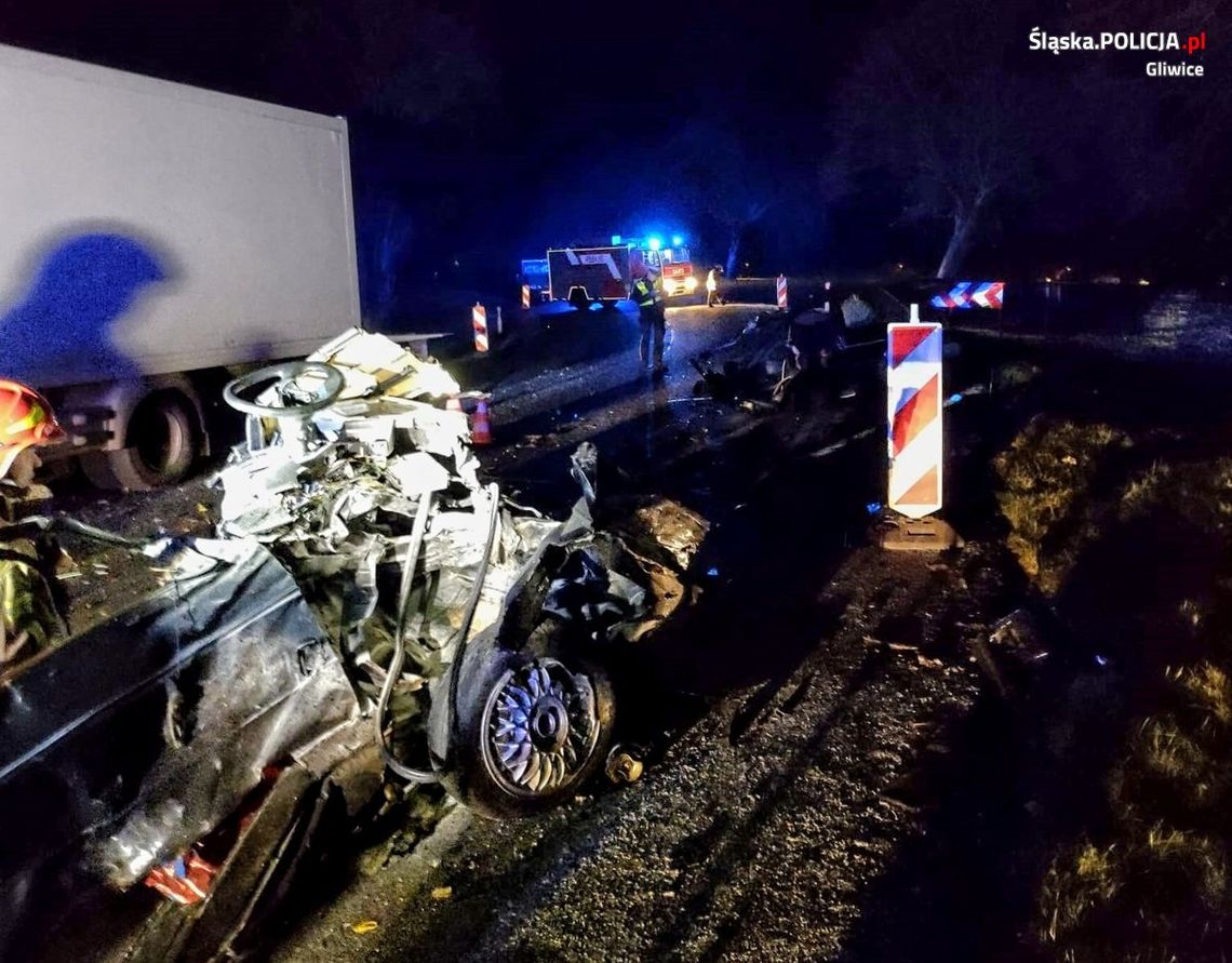 29-letni kierowca podczas wyprzedzania zjechał na czołówkę z ciężarówką, golf rozpadł się na kawałki