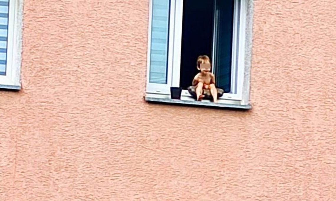 3-latek i 2-latka na parapecie okna. Rodziców nie było w domu, sąsiad wezwał policję