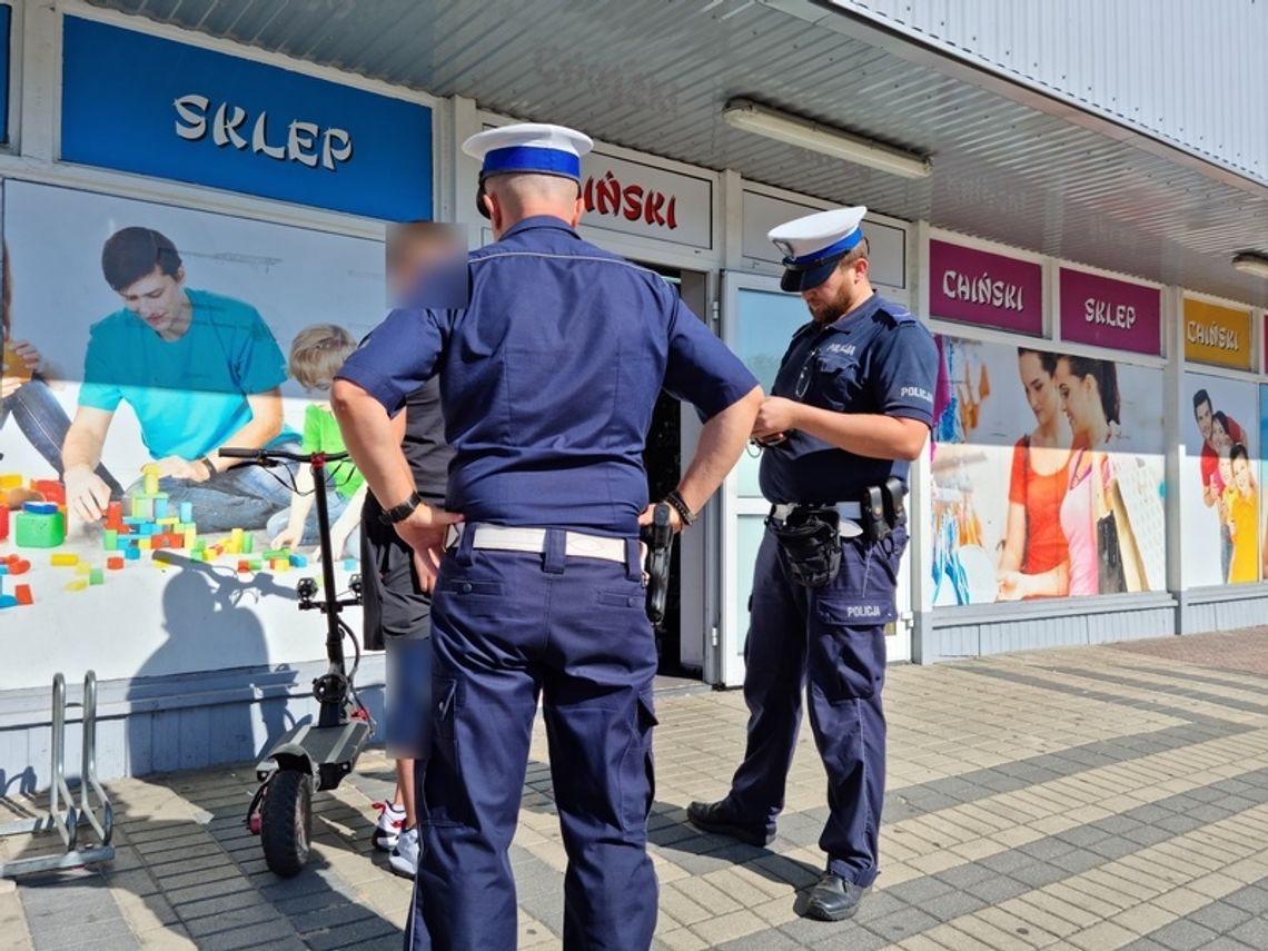 3 tysiące mandatu dla 27-latka na hulajnodze. Z dużą prędkością jechał środkiem ulicy, potem chodnikiem i w końcu pod prąd