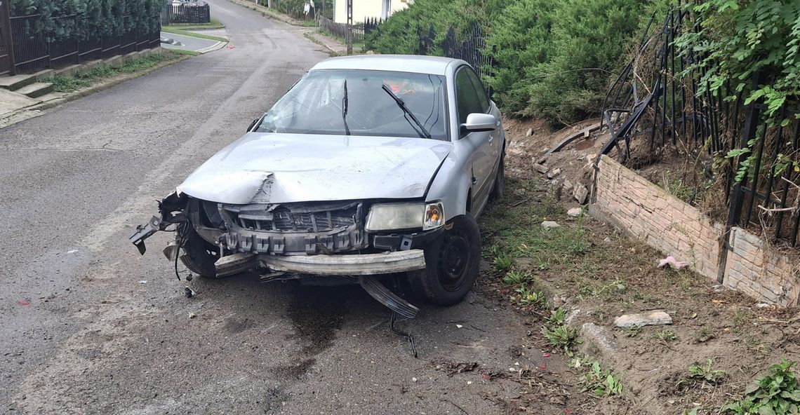 30-latek przebywał w Polsce nielegalnie. Wpadł, bo zabrał auto szefa i rozbił je na ogrodzeniu