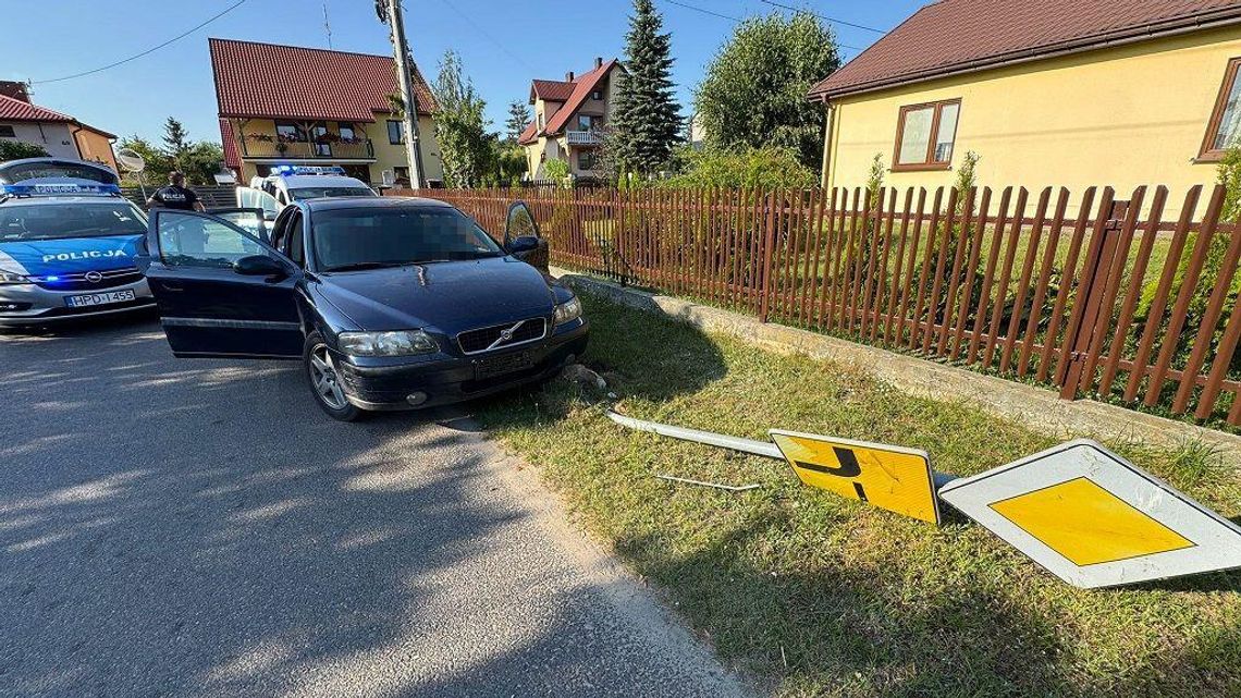 30-latek uciekając przed policją wjechał w znak. Był po narkotykach i wiózł cztery koleżanki