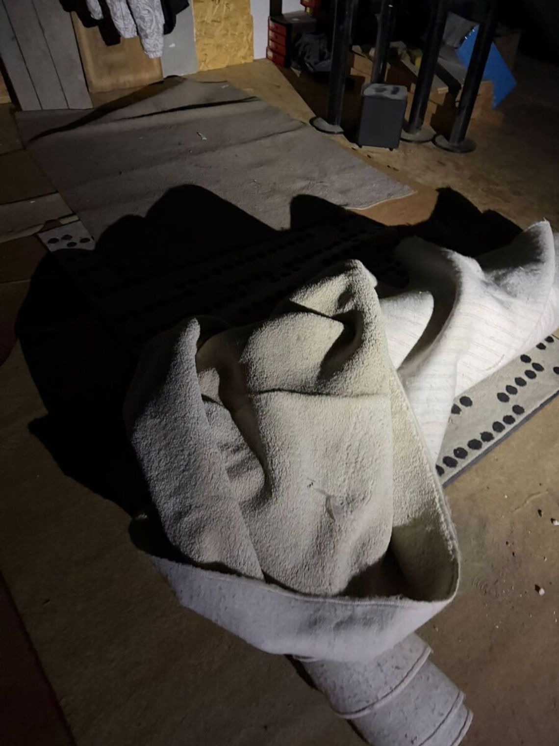 30-latek ukrył się przed policją w dywanie. Razem z partnerką odpowie też za narkotyki