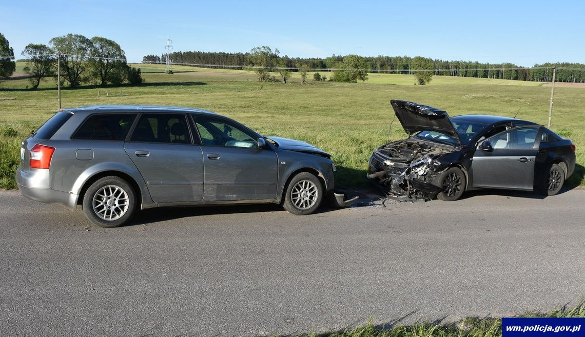 30-latek w audi nie opanował auta, zjechał na lewy pas i zderzył się czołowo z matką wiozącą dzieci. Przyczyną prędkość