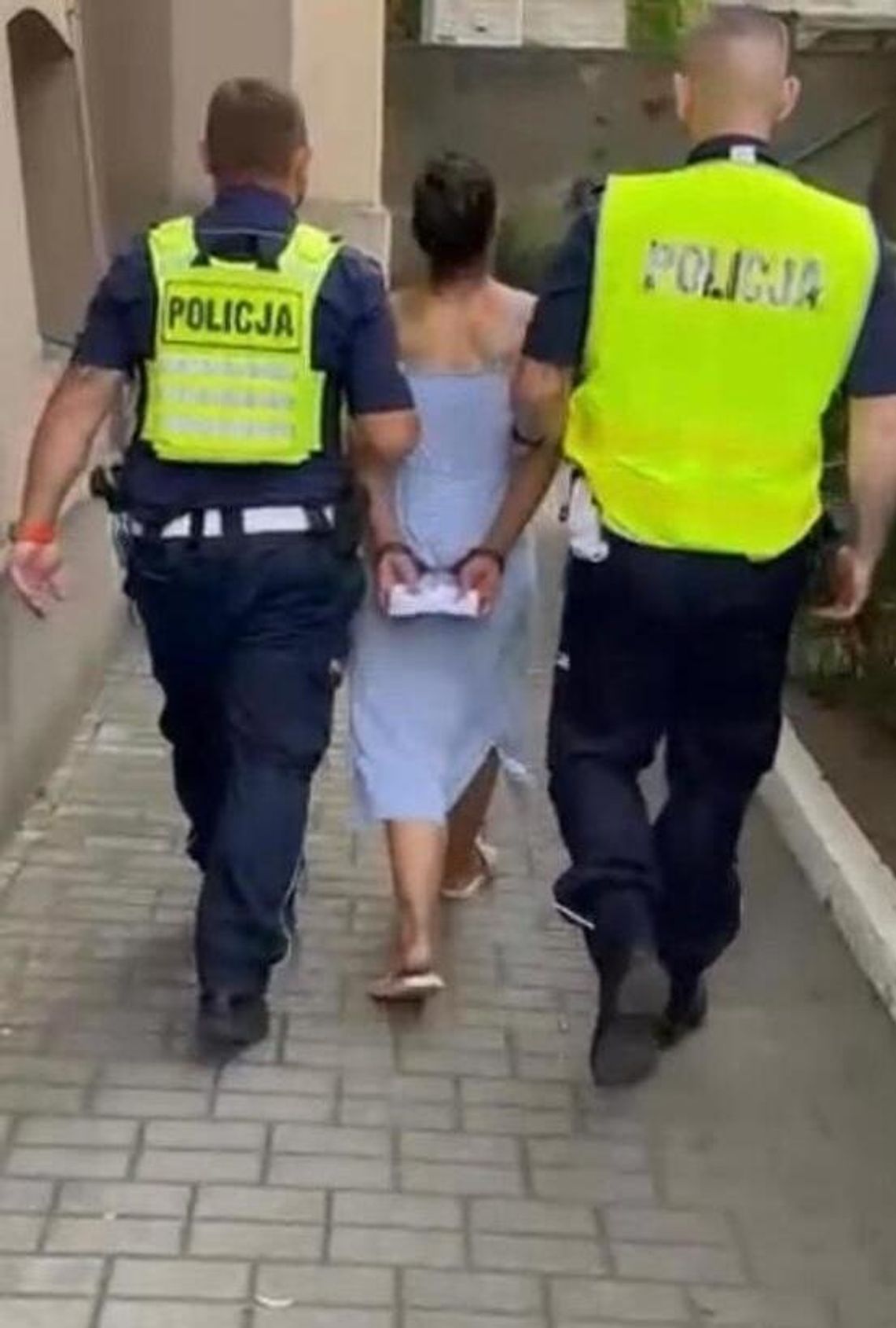 30-latka odpowie za znaczną ilość narkotyków. W mieszkaniu policjanci znaleźli też wagę i gotówkę