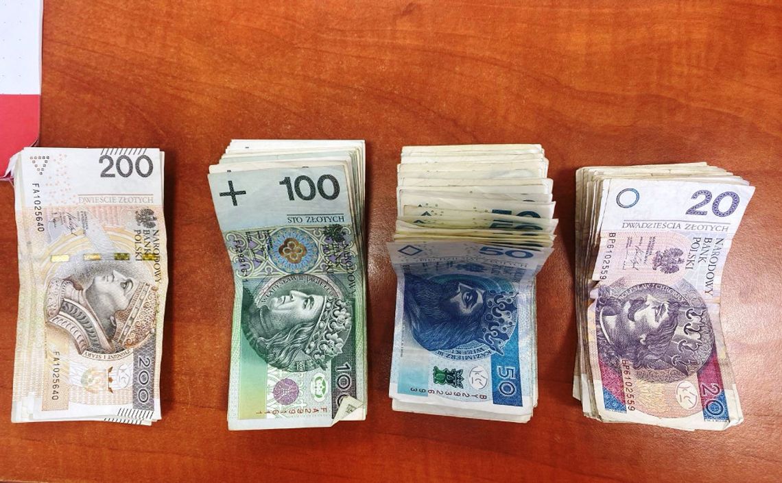 30-letni diler ukrywał narkotyki w szafce kuchennej. Policjanci przejęli towar, gotówkę i telefon 30-letni diler ukrywał narkotyki w szafce kuchennej. Policjanci przejęli towar, gotówkę i telefon