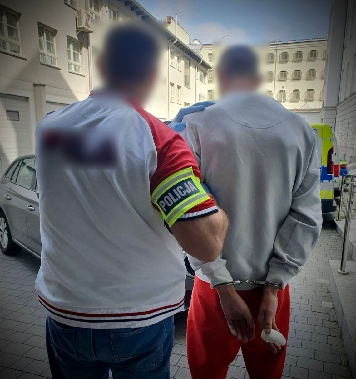31-latek miał kilka kilogramów narkotyków i 50 tysięcy w gotówce. Zatrzymali go przed domem 31-latek miał kilka kilogramów narkotyków i 50 tysięcy w gotówce. Zatrzymali go przed domem