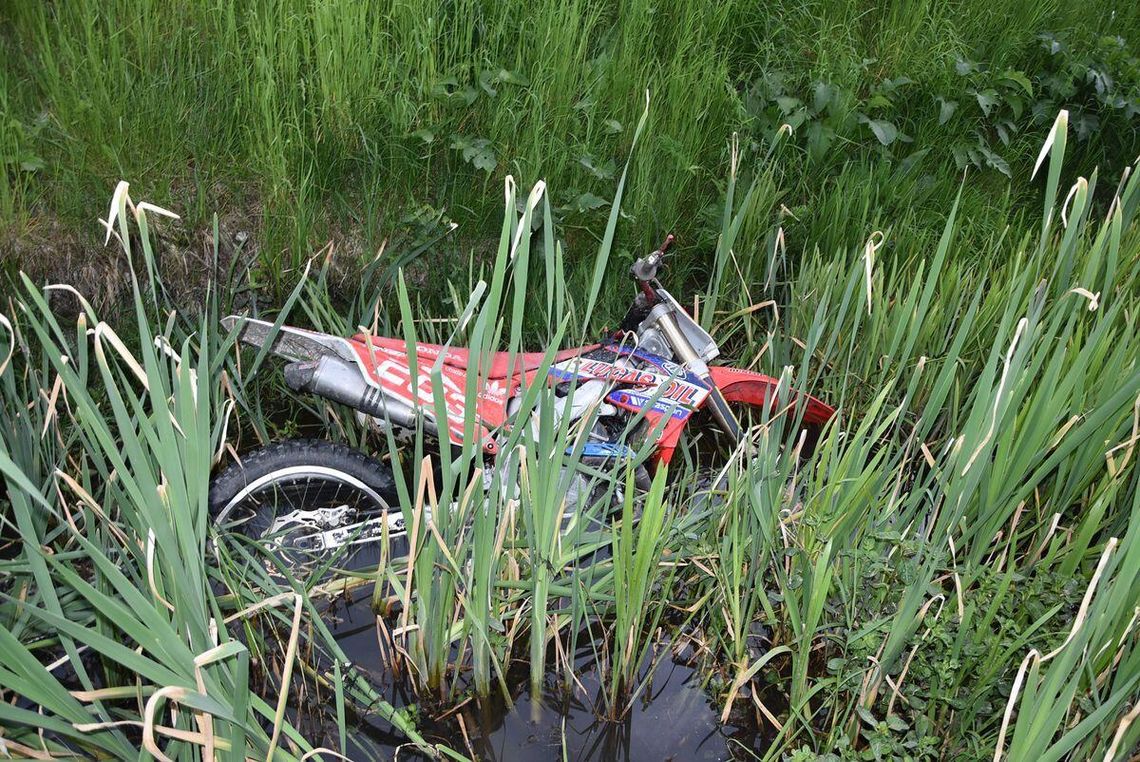 31-latek na motocyklu crossowym uderzył w skarpę. Maszyna wpadła do rowu z wodą 31-latek na motocyklu crossowym uderzył w skarpę. Maszyna wpadła do rowu z wodą