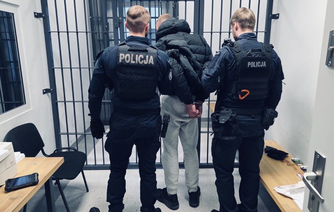 31-latek na zakazie uciekał policji. Był pijany, a dodatkowo znaleźli przy nim mefedron