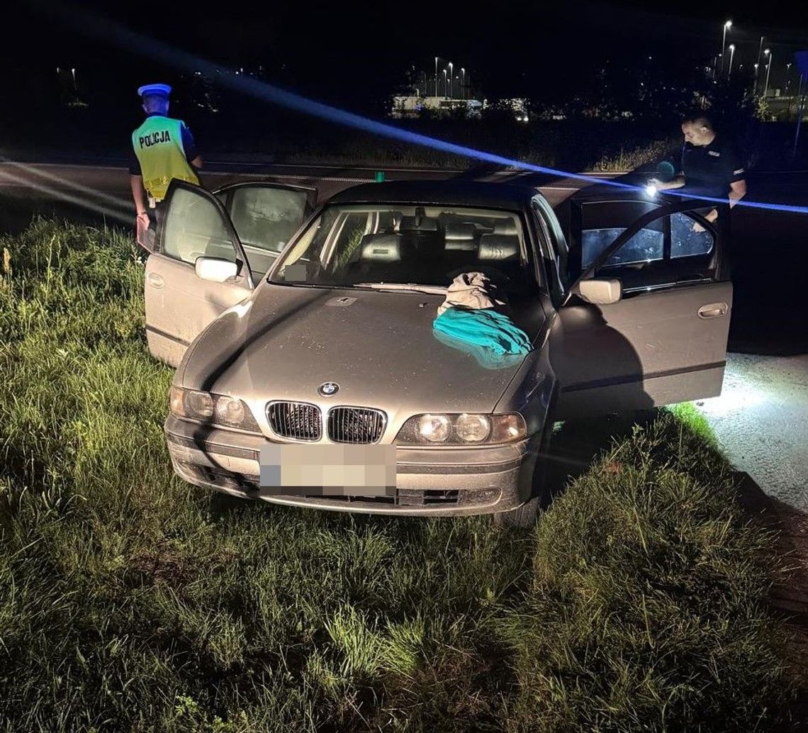 31-latek uciekał policji. Rozbił auto w rowie, zostawił ranną 15-latkę i zbiegł z miejsca wypadku