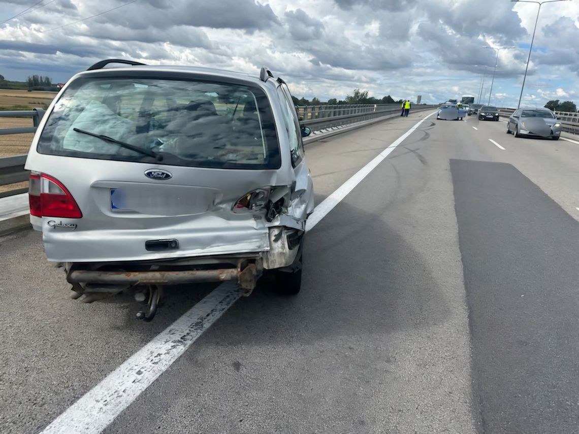 31-latek zaciągnął ręczny w aucie prowadzonym przez partnerkę, doszło do wypadku na ekspresówce