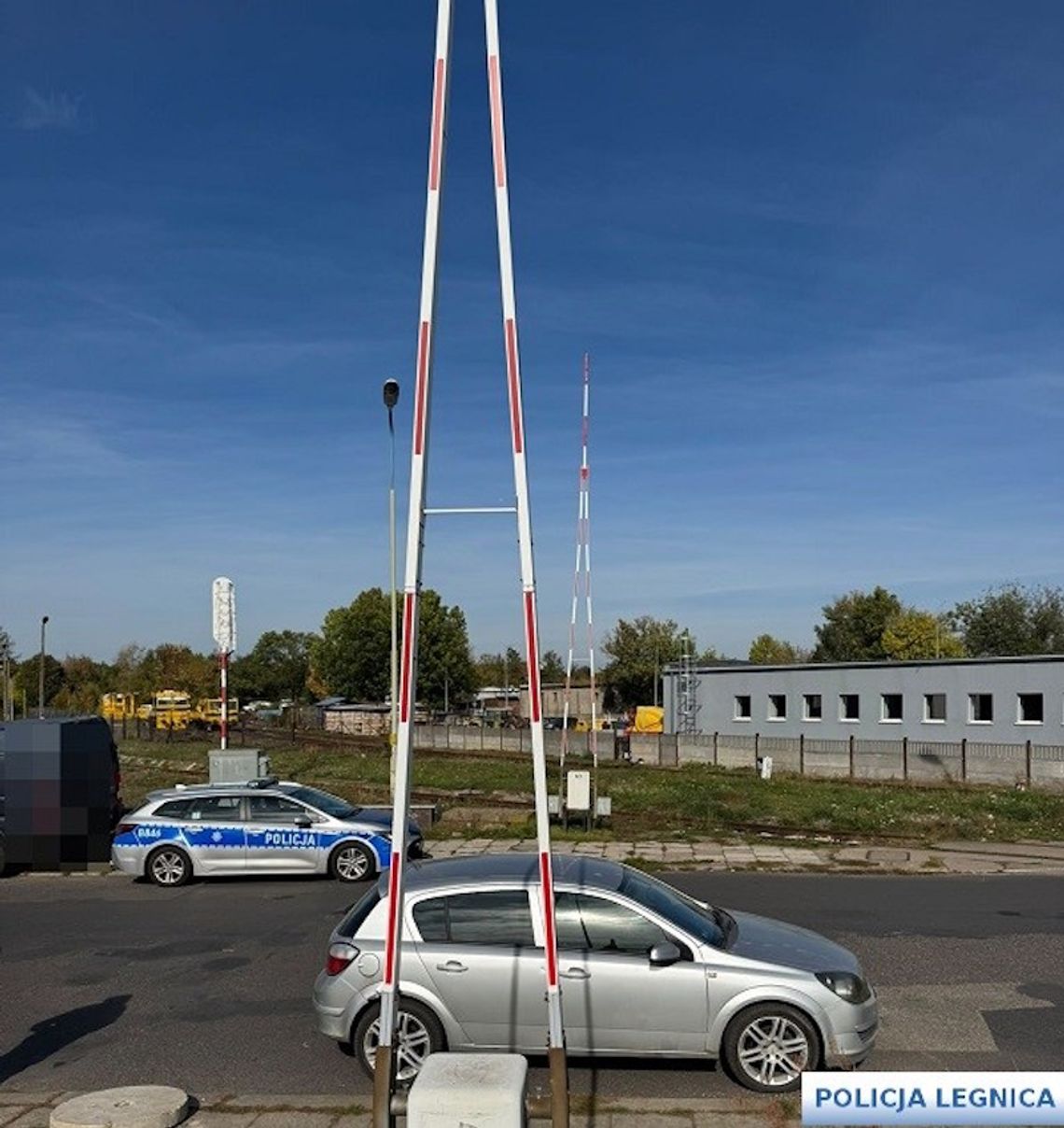 31-latka zaparkowała pod rogatkami. Tłumaczyła policji, że bardzo spieszyła się do pracy 31-latka zaparkowała pod rogatkami. Tłumaczyła policji, że bardzo spieszyła się do pracy