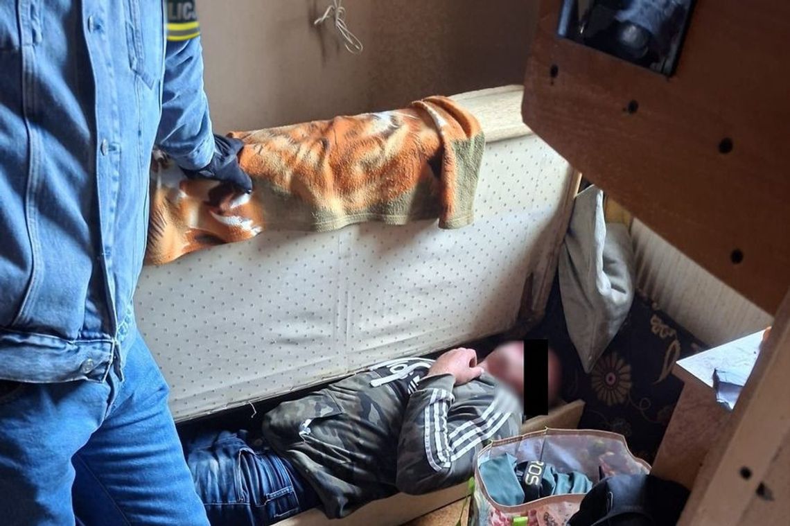 32-latek chciał przechytrzyć policjantów. 32-latek schował się w wersalce i udawał, że śpi 32-latek chciał przechytrzyć policjantów. 32-latek schował się w wersalce i udawał, że śpi