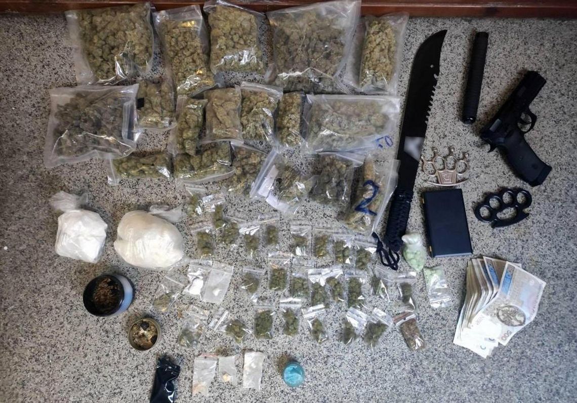 32-latek już nie diluje. Po nalocie policji stracił ponad kilo różnych narkotyków i trafił za kraty