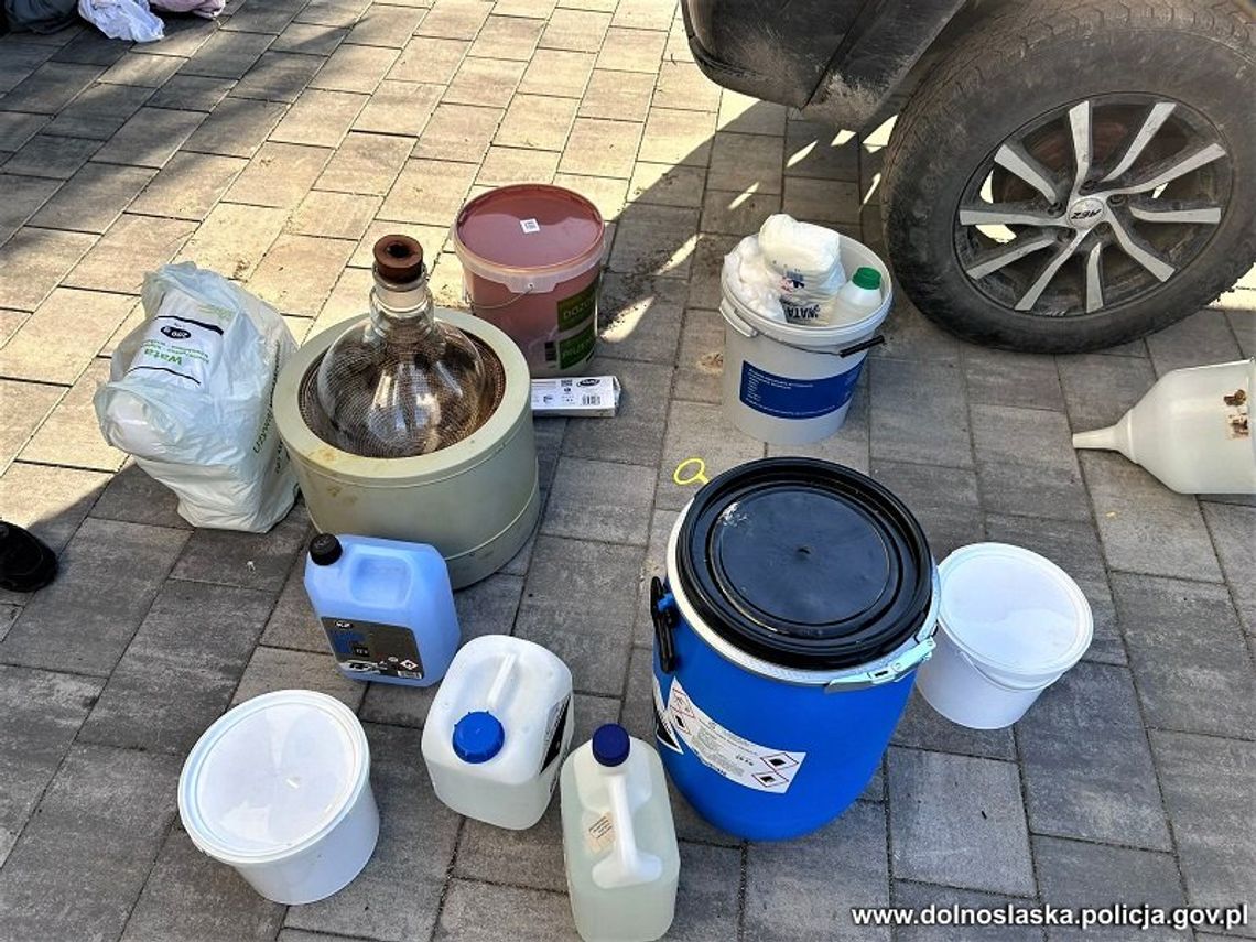 32-latek miał w domu własne laboratorium narkotykowe. Policjanci znaleźli 2 kg metamfetaminy i kokainę