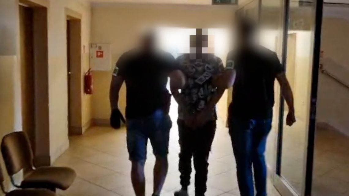 33-latek miał w domu mały magazyn narkotyków i broń. Po wizycie policji został aresztowany