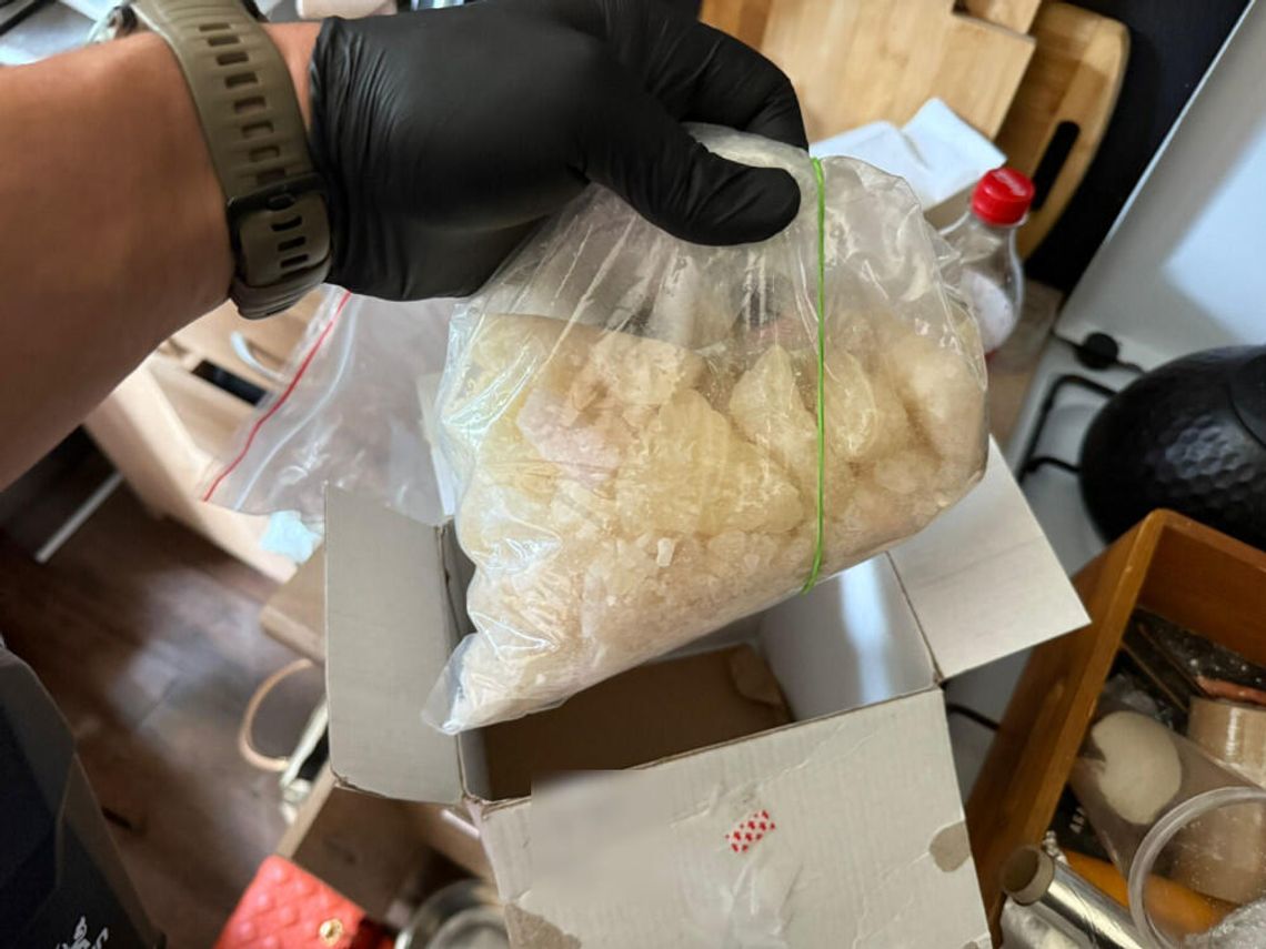 33-latek ukrywał w mieszkaniu 2 kilogramy kokainy i mefedronu. Po akcji policji skończył w areszcie