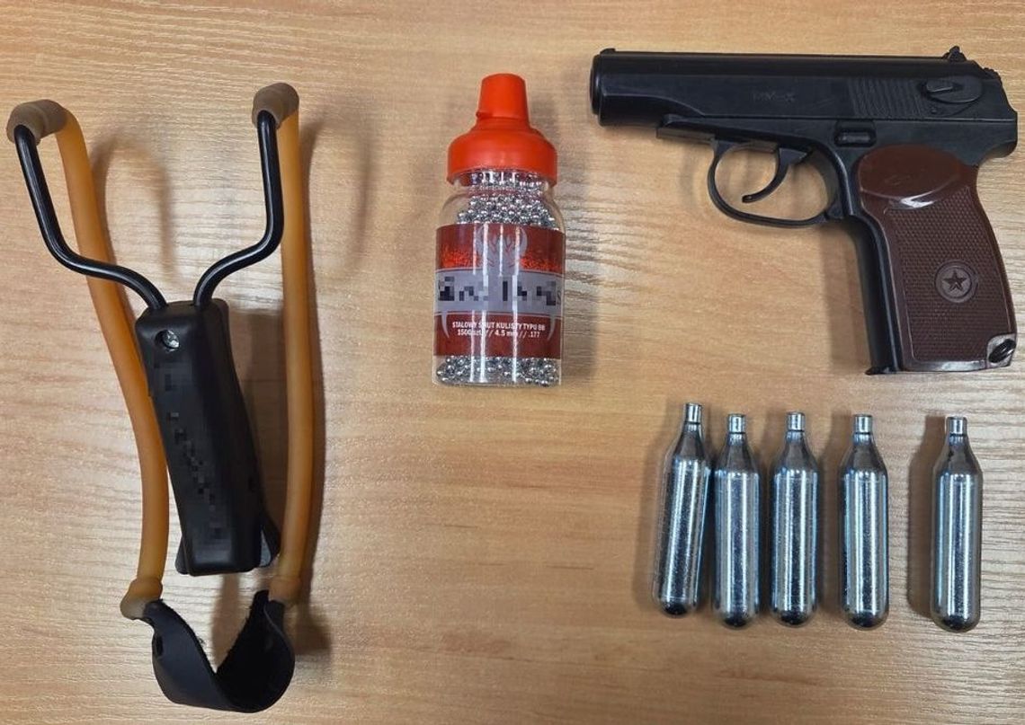 33-latek uzbroił się w pistolet i procę, a potem ruszył na miasto. Został zatrzymany po ostrzelaniu przystanku