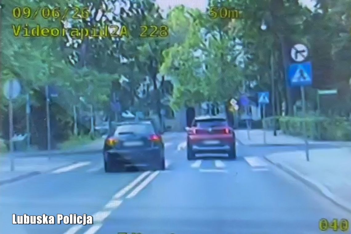 33-latek w audi wyprzedzał na skrzyżowaniu i przejściu dla pieszych. Za nim jechał radiowóz 33-latek w audi wyprzedzał na skrzyżowaniu i przejściu dla pieszych. Za nim jechał radiowóz