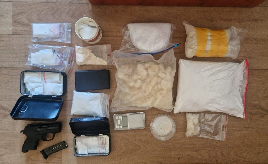 34-latek miał hexen i klefedron. Łącznie prawie 4 kg. Wpadł podczas kontroli drogowej, gdy puściły mu nerwy