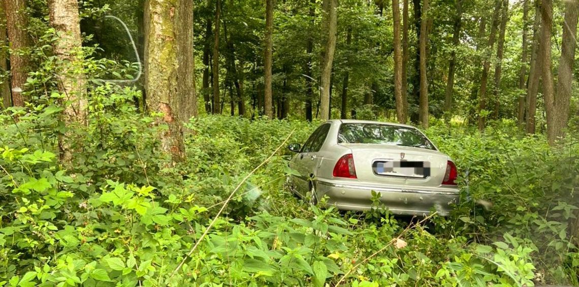 34-latek nie zatrzymał się do kontroli i uciekł policjantom, po czym porzucił auto w lesie