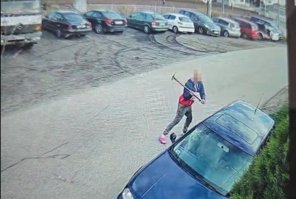 34-latek uderzał młotkiem w przypadkowy samochód. Po zatrzymaniu tłumaczył, że był zdenerwowany 34-latek uderzał młotkiem w przypadkowy samochód. Po zatrzymaniu tłumaczył, że był zdenerwowany