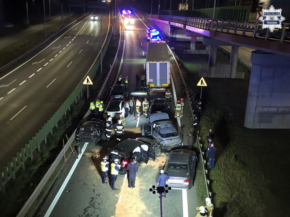 34-latek w BMW spowodował karambol. Z ogromną siłą wjechał w auta stojące w korku Śląska policja