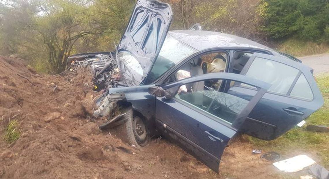 34-latek z dużą prędkością rozwalił się autem. Gdy przyjechała policja, krzyczał, żeby go zastrzelili