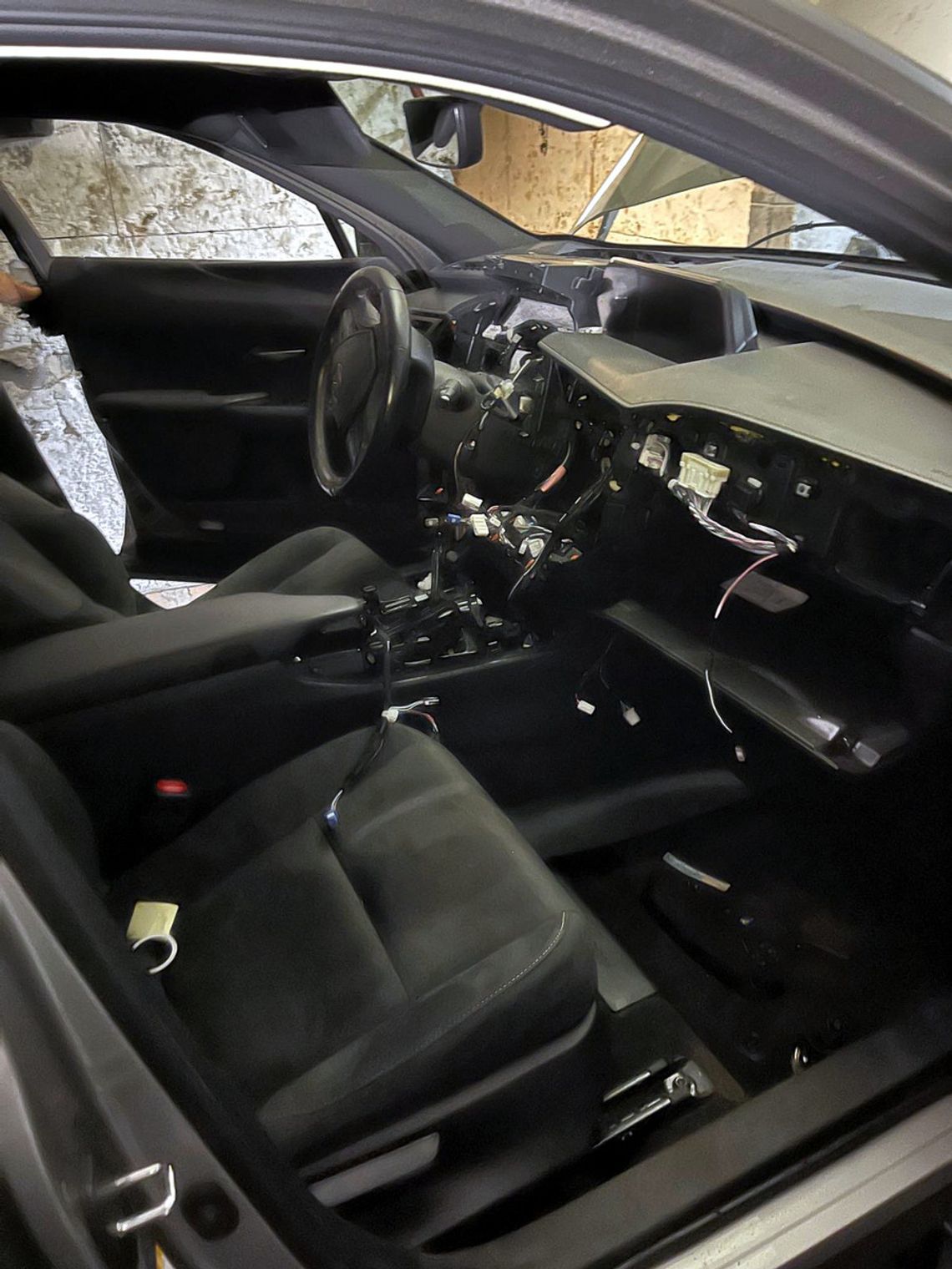 34-latek zatrzymany na gorącym uczynku. Paser rozbierał na części skradziony w Holandii samochód