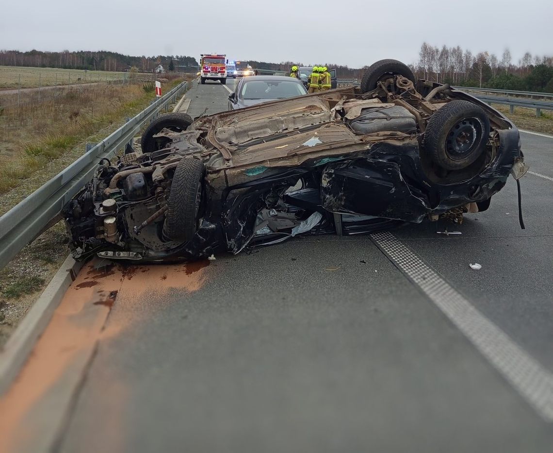 34-latka dachowała na drodze ekspresowej. W wyniku wypadku uszkodzone zostały jeszcze dwa auta