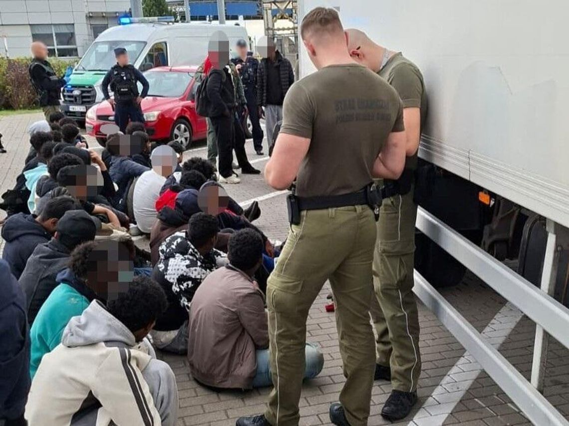 34 migrantów z Afryki i Azji ukrytych w chłodni. Straż Graniczna zatrzymała ciężarówkę na A2 34 migrantów z Afryki i Azji ukrytych w chłodni. Straż Graniczna zatrzymała ciężarówkę na A2