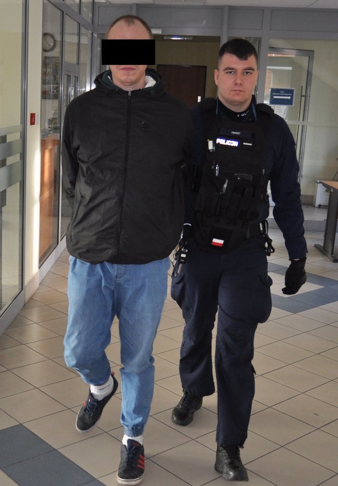 35-latek aresztowany za znęcanie się rodzicami i bratem. Pobił ojca rurą do odkurzacza