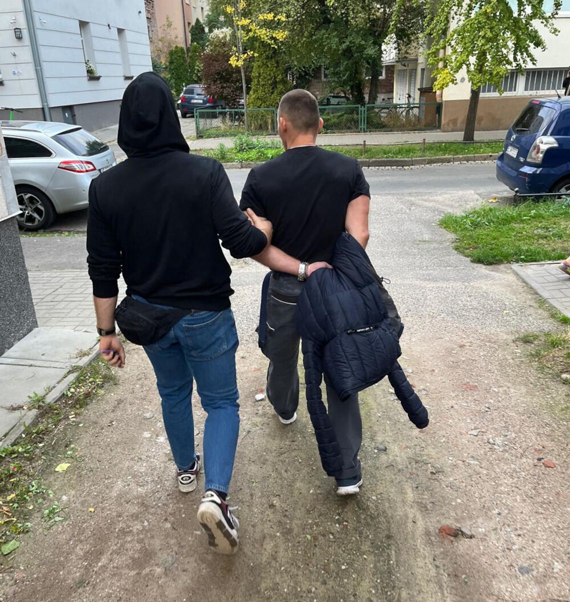 35-latek cały czas siedział w piwnicy, a gdy przyszła policja, chciał się zabarykadować. Miał tam "fanty" i "towar"