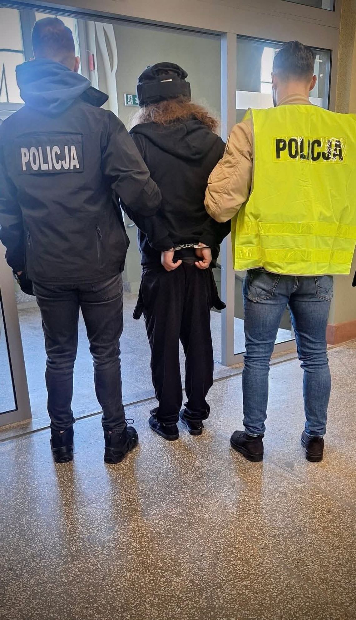 35-latek zaatakował policjanta piłą japońską. Funkcjonariusz postrzelił go z broni służbowej 35-latek zaatakował policjanta piłą japońską. Funkcjonariusz postrzelił go z broni służbowej