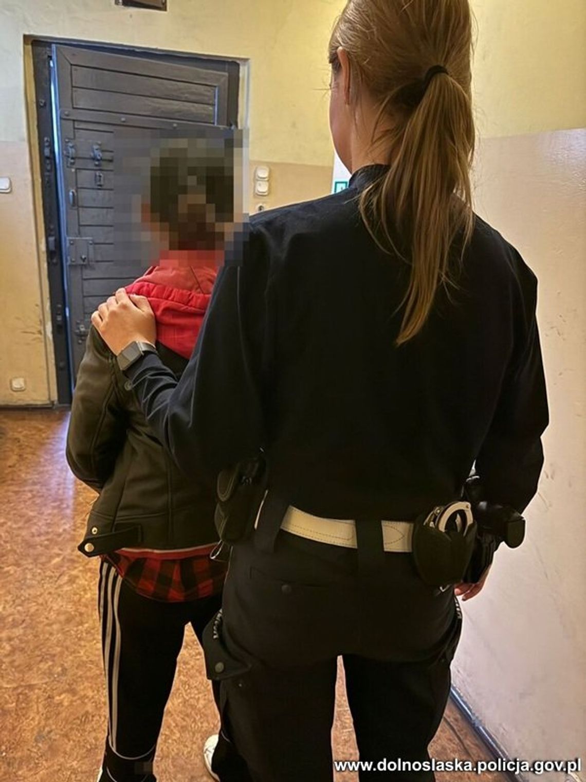 35-latka po narkotykach wjechała w ogrodzenie, a potem uciekła świadkom, którzy chcieli ją zatrzymać