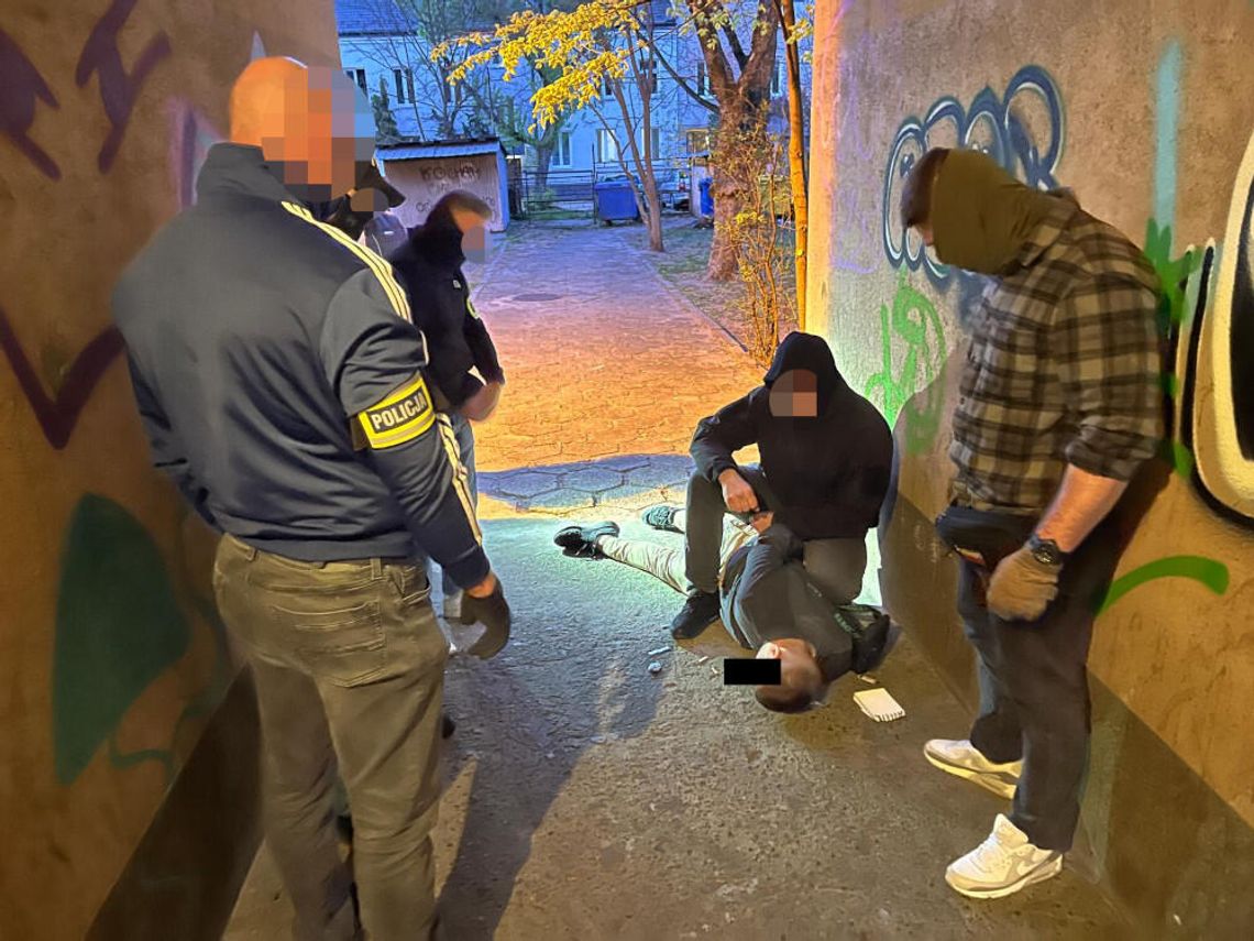 35-letni złodziej usłyszał ponad sto zarzutów. Kradł paliwo, jeździł bez uprawnień i miał narkotyki