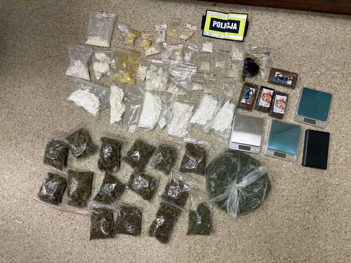 36-latek miał w domu skład narkotyków. Kryminalni przejęli blisko 2 kilogramy używek 36-latek miał w domu skład narkotyków. Kryminalni przejęli blisko 2 kilogramy używek