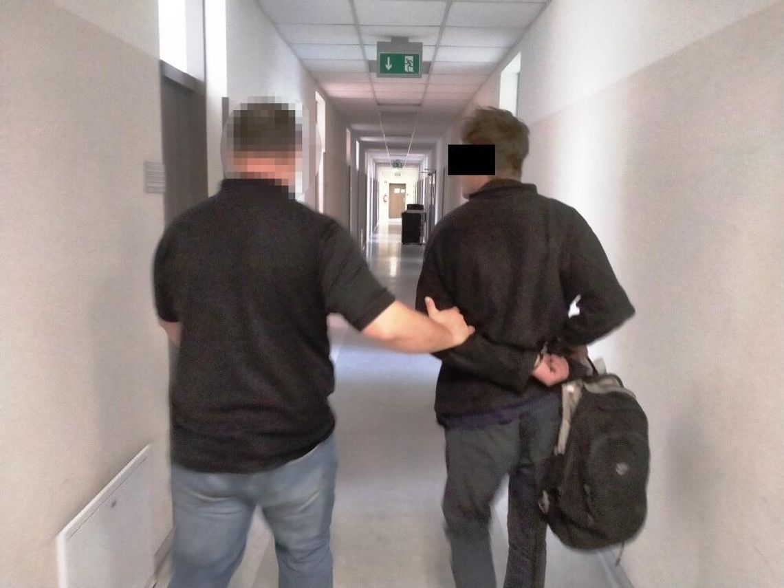 36-latek rzucał butelkami i tłukł szyby na osiedlu. Tłumaczył, że to taka terapia dźwiękiem