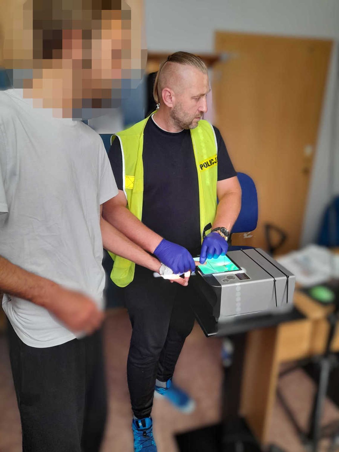 36-letni Fin wybił pięścią szybę w sklepie. To nie jego pierwszy wybryk