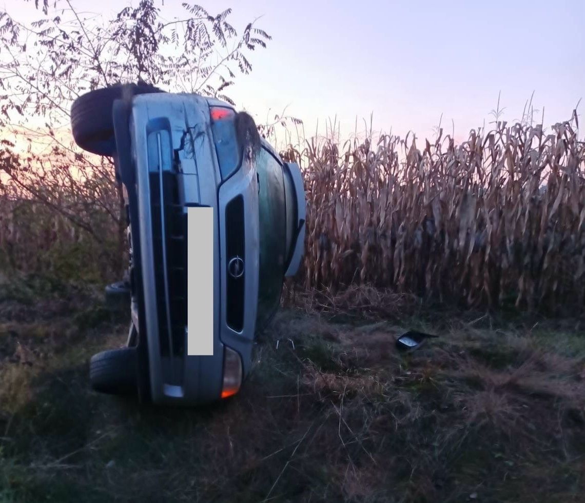37-latek położył opla na bok i zwiał do domu. Był pijany. Znaleźli też przy nim narkotyki 37-latek położył opla na bok i zwiał do domu. Był pijany. Znaleźli też przy nim narkotyki