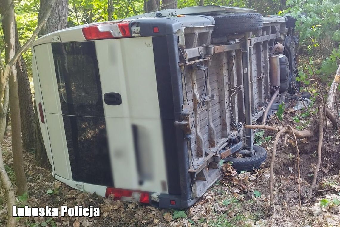 37-latek przewrócił busa i zwiał, bo wiedział, co ma na pace. Policjanci znaleźli prawie 1,5 tony nielegalnego tytoniu