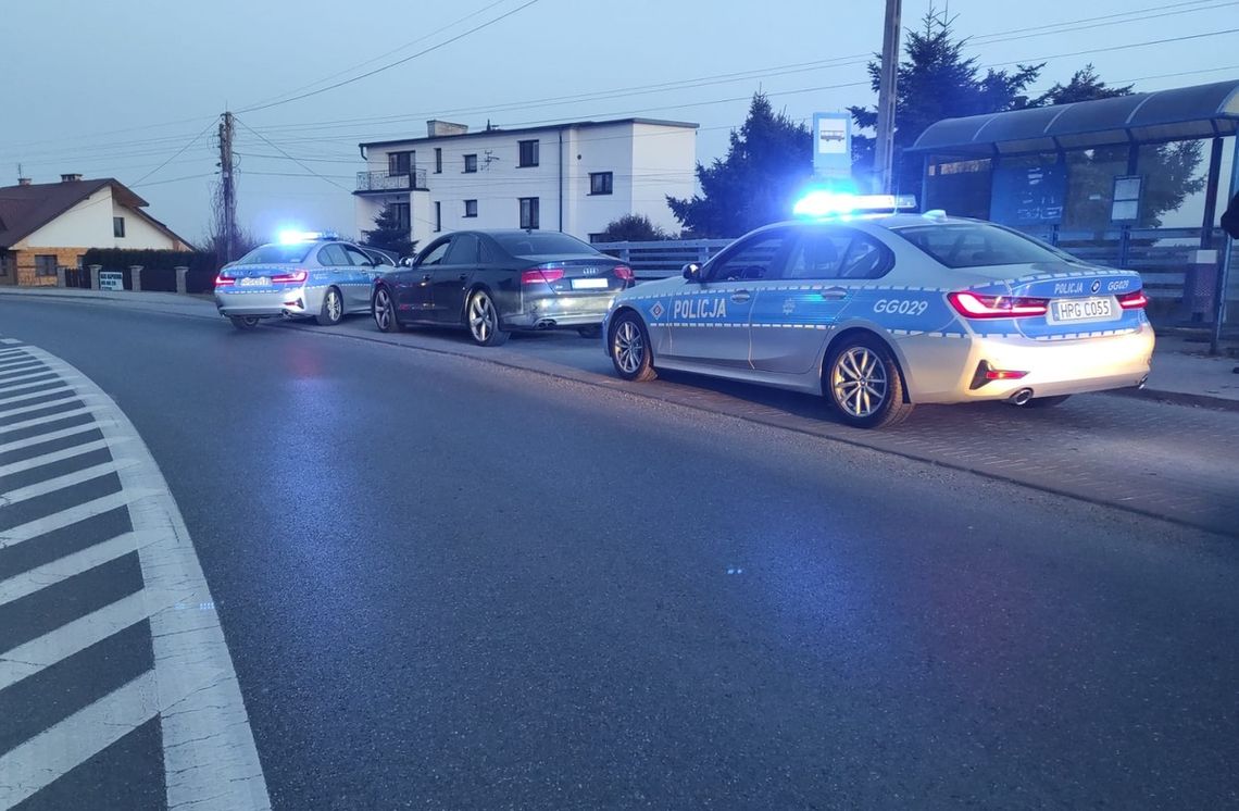 38-latek jechał audi z ponad 3 promilami i kopertą wypchaną pieniędzmi. Próbował wcisnąć ją policjantom