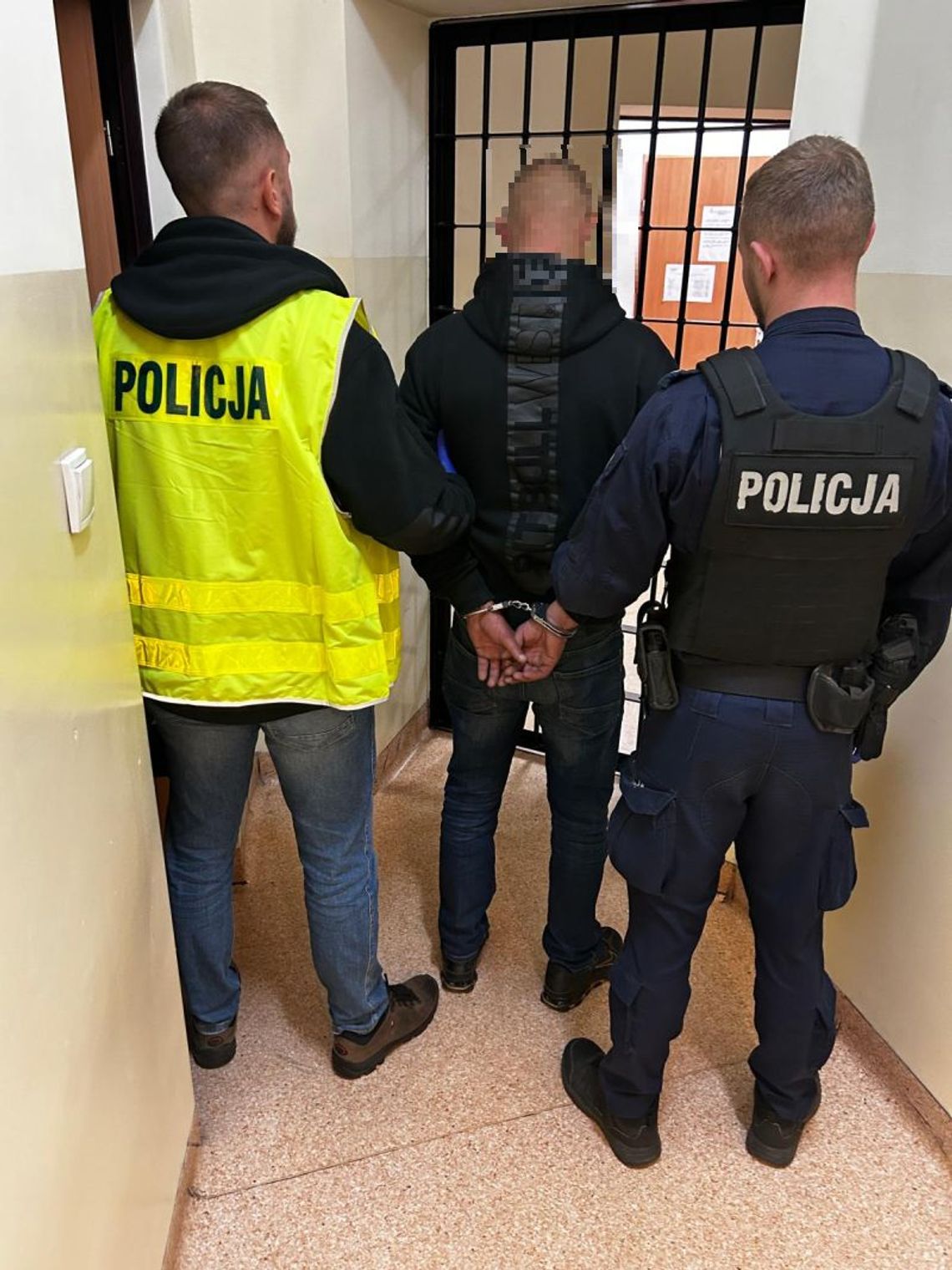 38-latek miał w kieszeniach 11 woreczków z metamfetaminą. Jechał po zażyciu i z sądowym zakazem