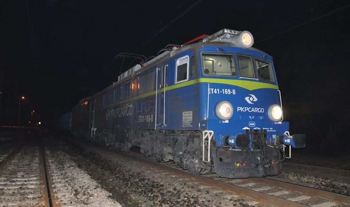 38-latek potrącony przez pociąg towarowy. Dwaj koledzy zostawili rannego mężczyznę bez pomocy