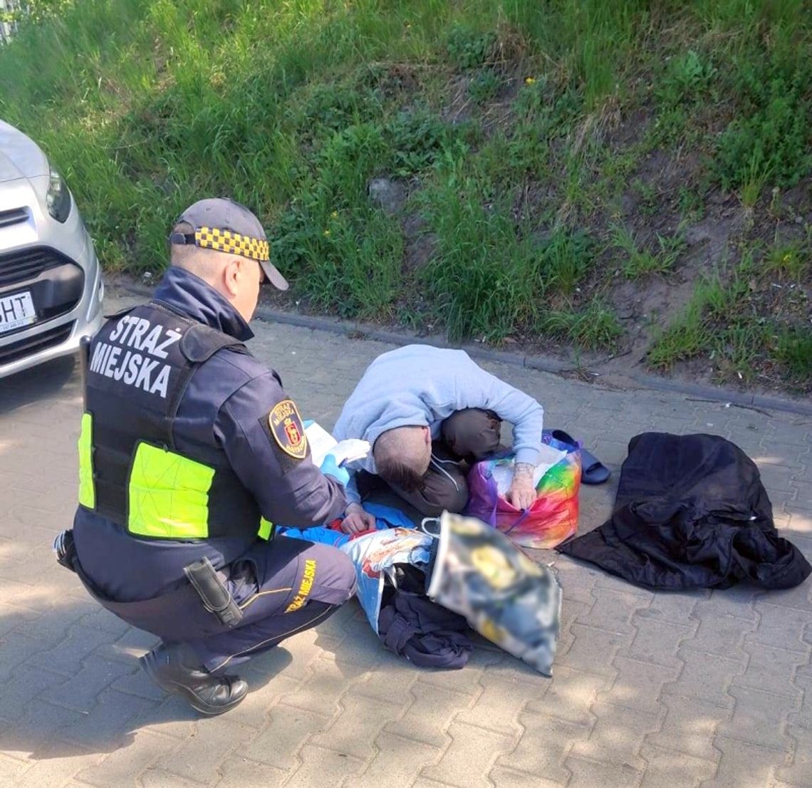 38-latek przedawkował metadon i mógł umrzeć na chodniku. Strażnicy uratowali go w ostatniej chwili