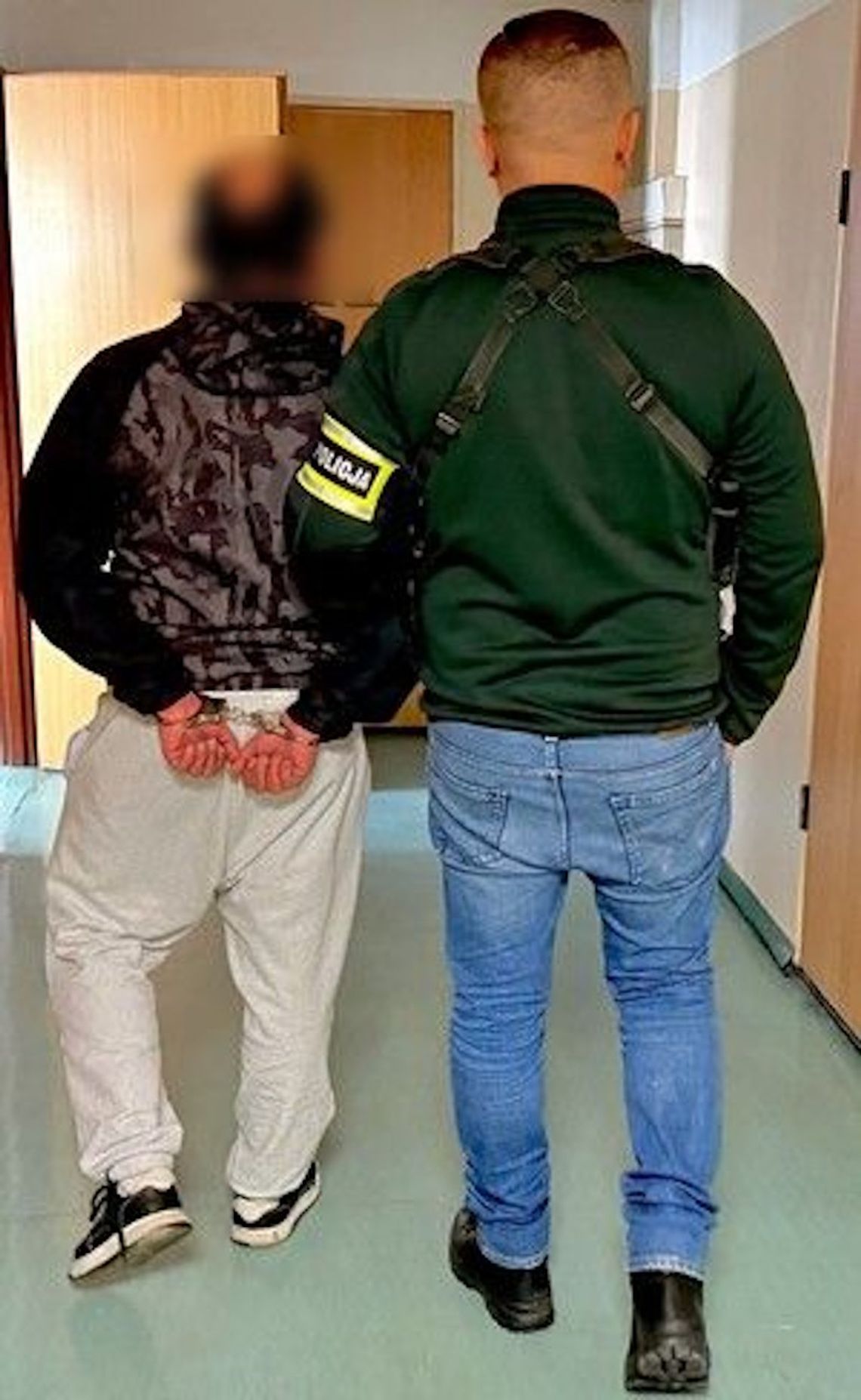 38-latek rzucał kostką brukową w witryny lokali. Narobił strat na blisko 40 tysięcy złotych 38-latek rzucał kostką brukową w witryny lokali. Narobił strat na blisko 40 tysięcy złotych