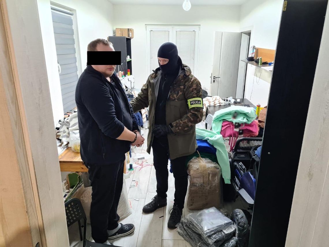 38-latek z Ukrainy odpowie za produkcję podrabianej odzieży. Naszywał znane logotypy na tanie ciuchy