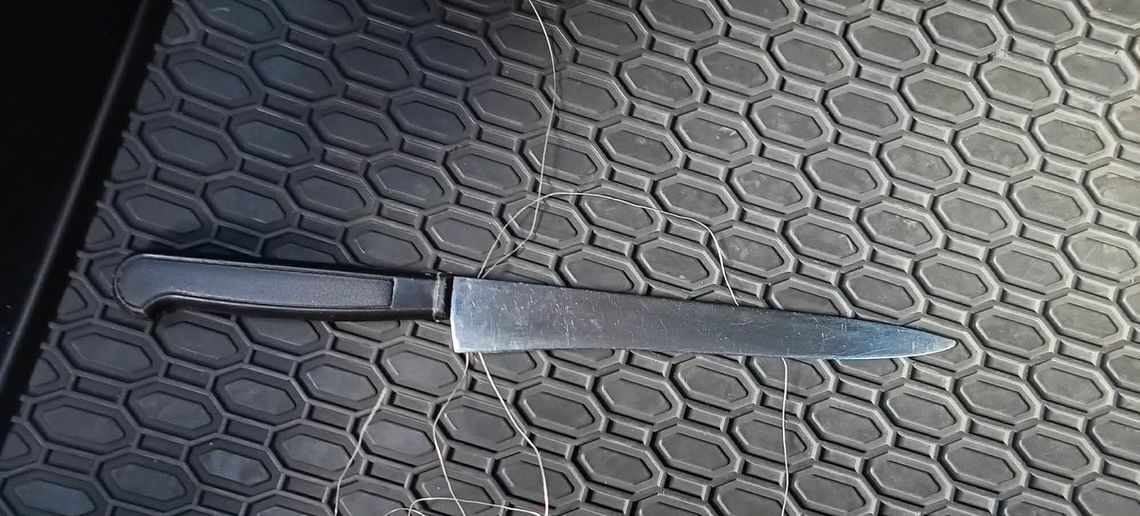 39-latek kazał przechodniowi wezwać do siebie policjantów. Rzucił się z nożem na funkcjonariusza