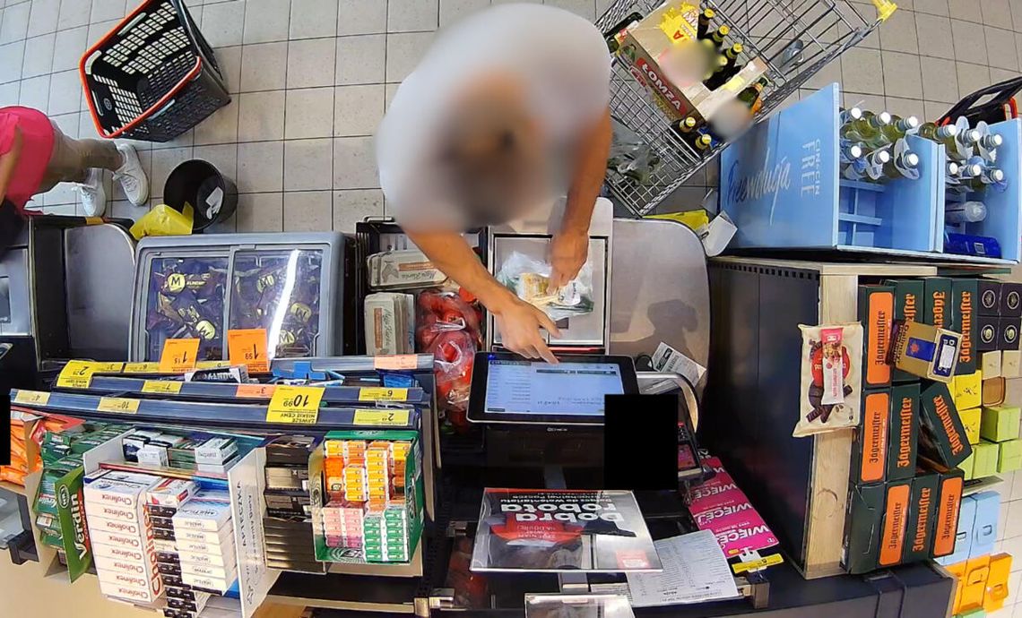 39-latek miał sprytne patenty, żeby oszukiwać na kasie samoobsługowej. Policja zabezpieczyła aż 200 godzin nagrań