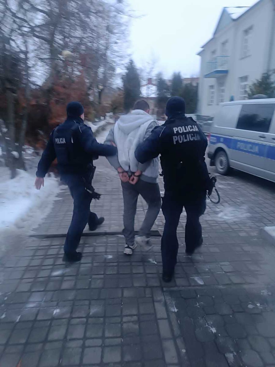 39-latek pił i znęcał się nad własną matką. Chciał ją wyrzucić z domu