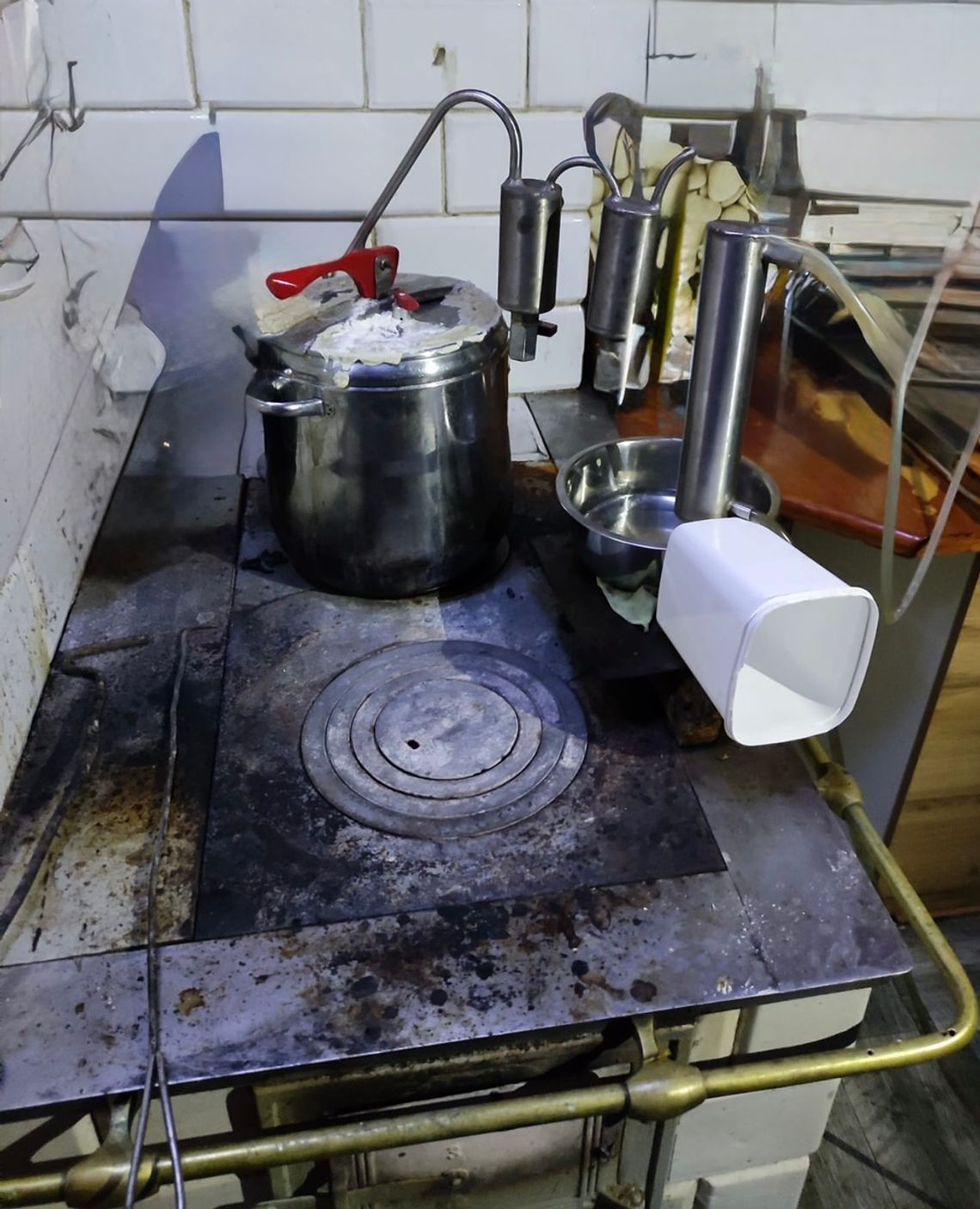 39-latek produkował w domu bimber. Po nalocie policji może trafić do więzienia 39-latek produkował w domu bimber. Po nalocie policji może trafić do więzienia